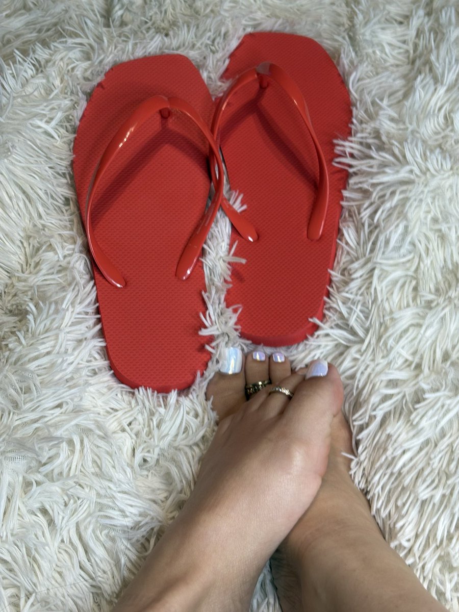 More of yesterday’s color ❤️ #nails #footmodel #feetfetısh #prettyfeet #footModels #feetnails #toerings