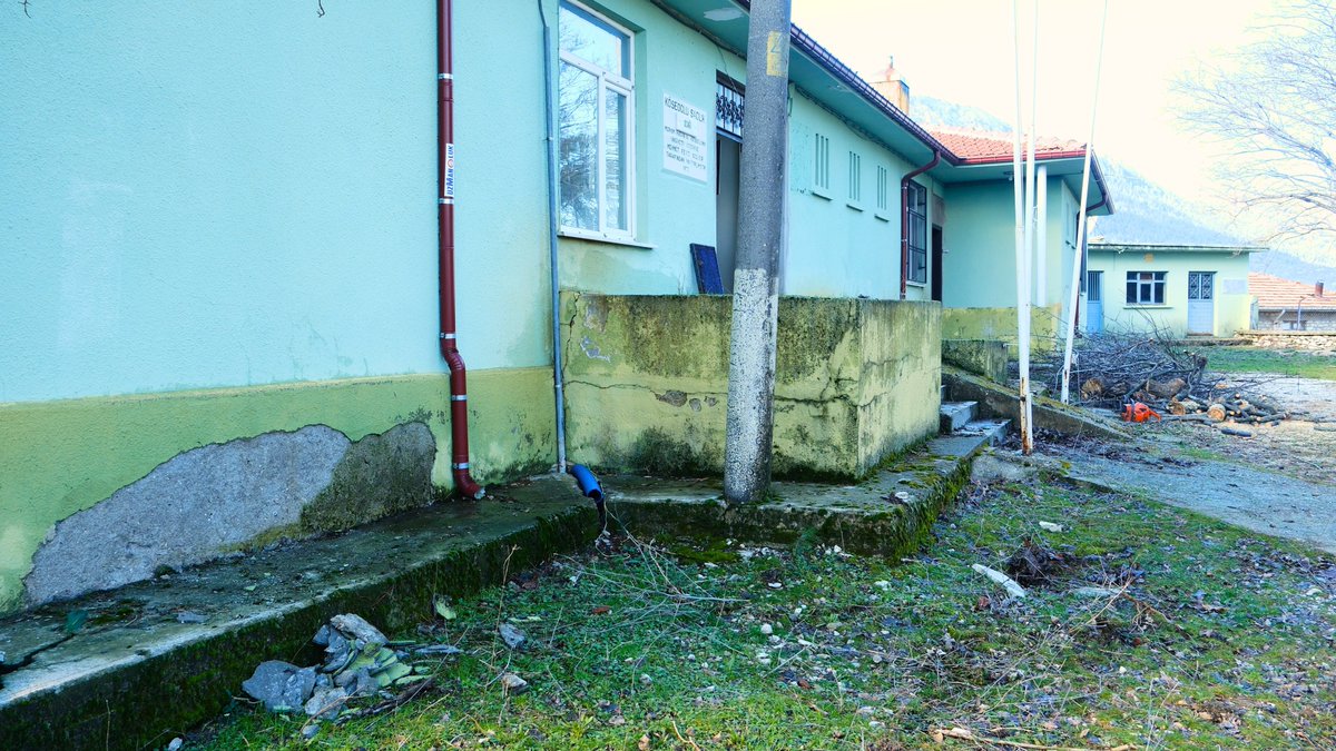 Ormana Köseoğlu Sağlık Ocağında çevre temizliği, iç boyama ve ağaç bakım çalışmalarının yapımına başlanmıştır.
Ağaç budamaları, sağlık ve güvenlik amacıyla, doğaya zarar verilmeden gerçekleştirilmektedir.
#ÇevreDüzenlemesi  #DoğayaSaygı
<a href="/Hatice_Sekmen07/">Hatice Sekmen</a>