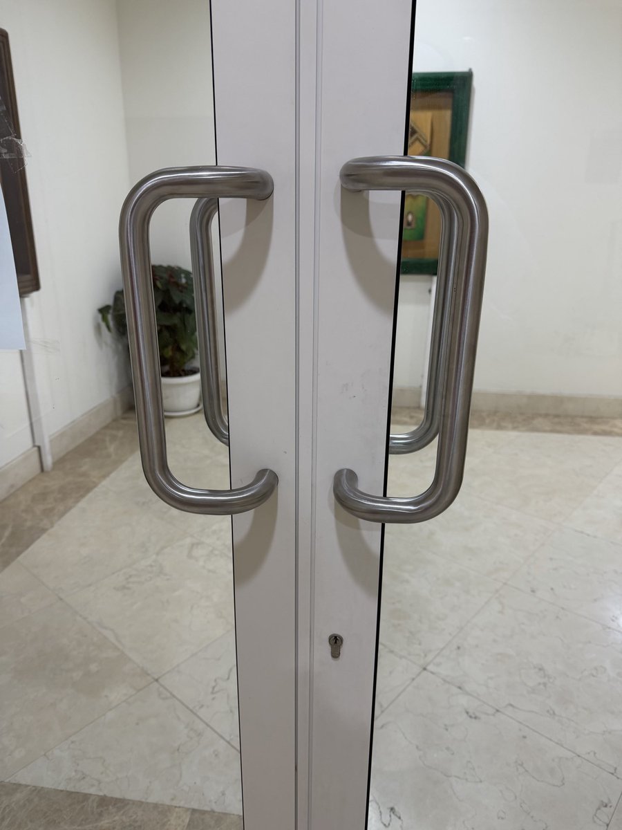 _Ottbi's tweet image. رسالة توجة الى عميد كلية التربية الاساسية
يؤسفني إنني اراجع اليوم الى الصرح التعليمي ويحزني عميد الكليه يقوم بإغلاق بابه امام المراجعين وتم إبلاغي من قبل الموظفين بأنك رافض استقبال المراجعين فـ إن كنت غير  قادر على المهام الذي تكلفت به نظراً لظروفك التي لا نعلم بها  " فتنحى "…