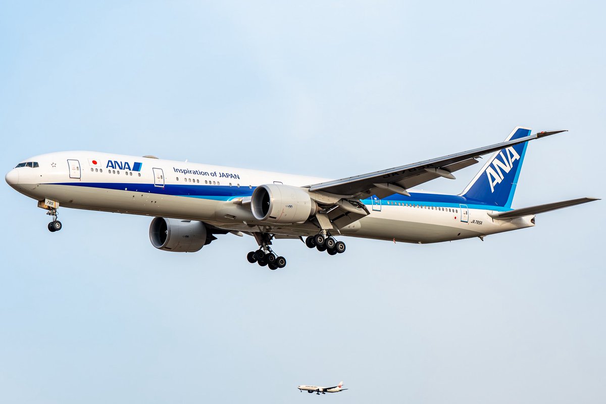 All Nippon Airways
Boeing B777-381(ER) / JA785A

下にはJALのB77Wが

2026.1.26