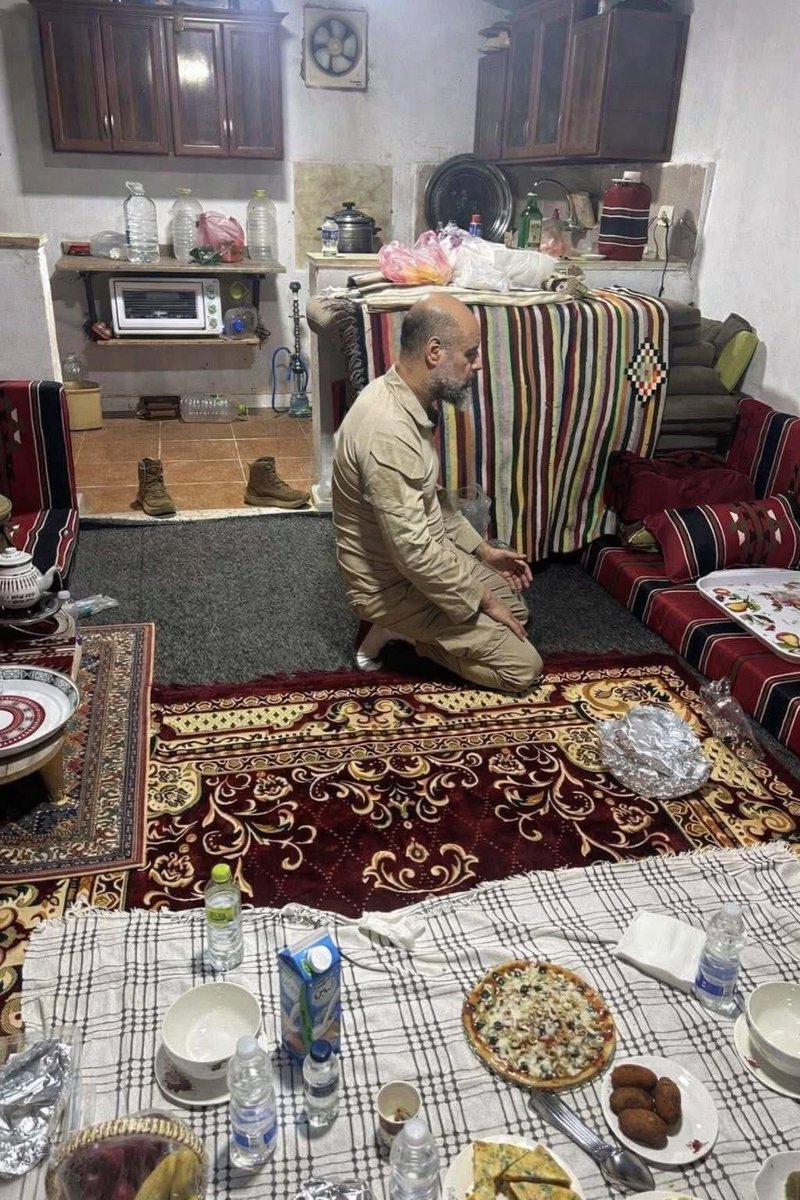 Libye 🇱🇾 | Dernière image du Dr Seif-El Islam Kaddafi, quelques heures avant son assassinat. Chambre modeste, repas frugaux pour un homme qui avait jeûné le jour du drame. Adversaires comme partisans lui reconnaissaient un courage extraordinaire pour cet homme qui a connu la