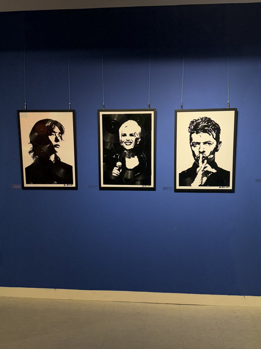 moja mama zorganizowala wystawe w korei i jedna z artystek zrobila obraz hyunjina z winyli !!!