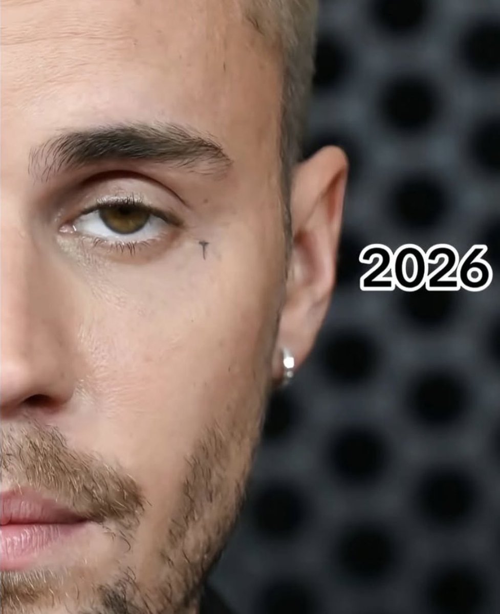 selovelenaa's tweet image. what happened to justin bieber? his downfall needs to be studied 😭