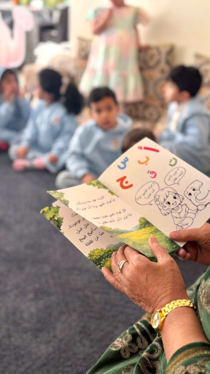 Munira1992's tweet photo. ربط حرف ج مع قيمة الاسبوع ( العطاء) 
رحنا بيت جدة صديقتنا بسمة
سوينالها هدية نطبق فيها قيمة العطاء 🥹🩷
بس لعل المشاعر تزاحمت و العطاء من جدة بسمة تضاعف 🥹🩷 رحلة بيت الجدة https://t.co/FSkNb9VRhu