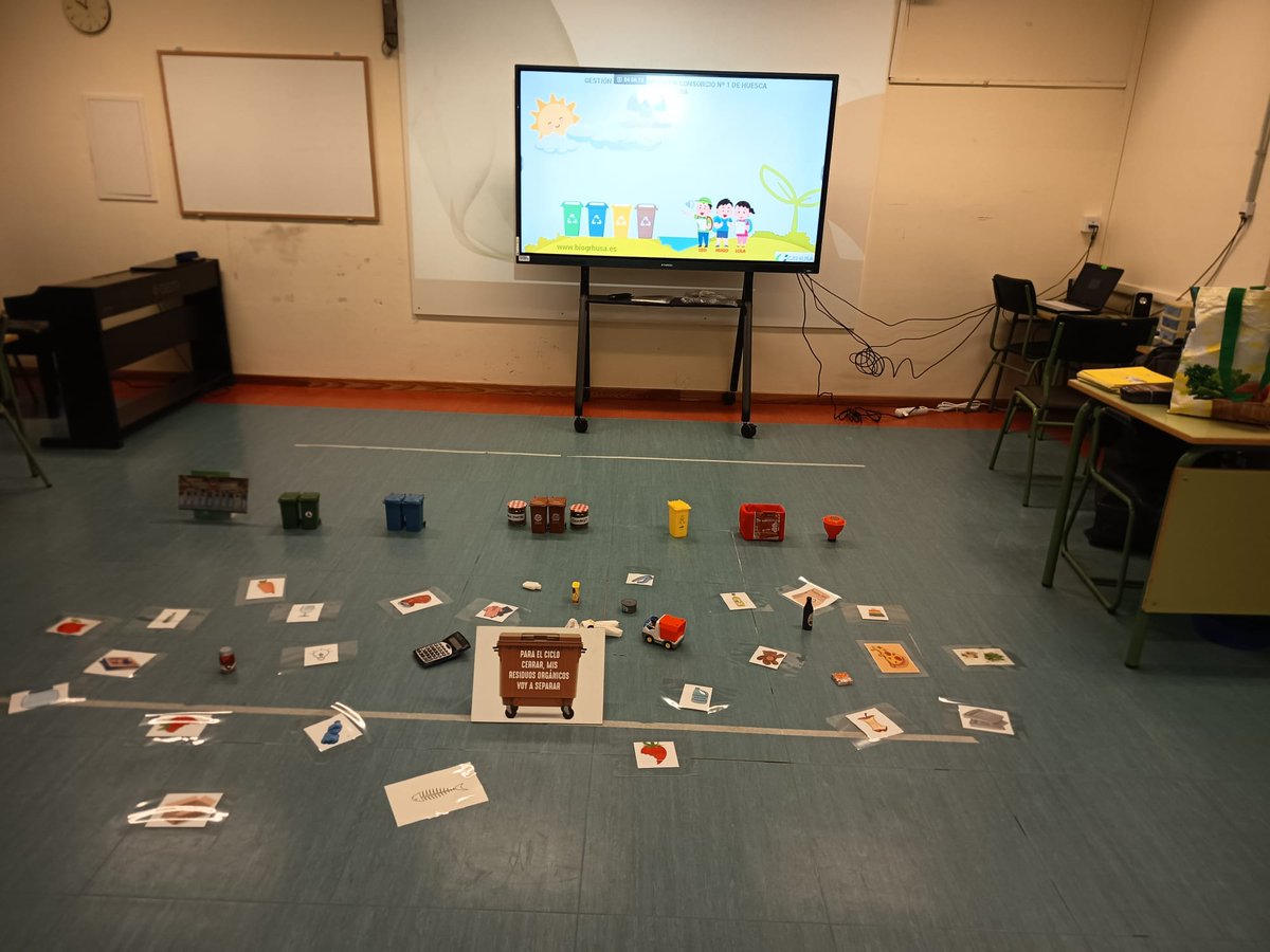 grhusahuesca's tweet photo. ♻️📚 Hoy GRHUSA ha estado en el Colegio Pedro J. Rubio de Huesca enseñando a más de 60 niños y niñas a separar correctamente los residuos por colores.

🌍💚 Pequeños gestos que construyen un futuro mejor. https://t.co/YufGIp9zmJ