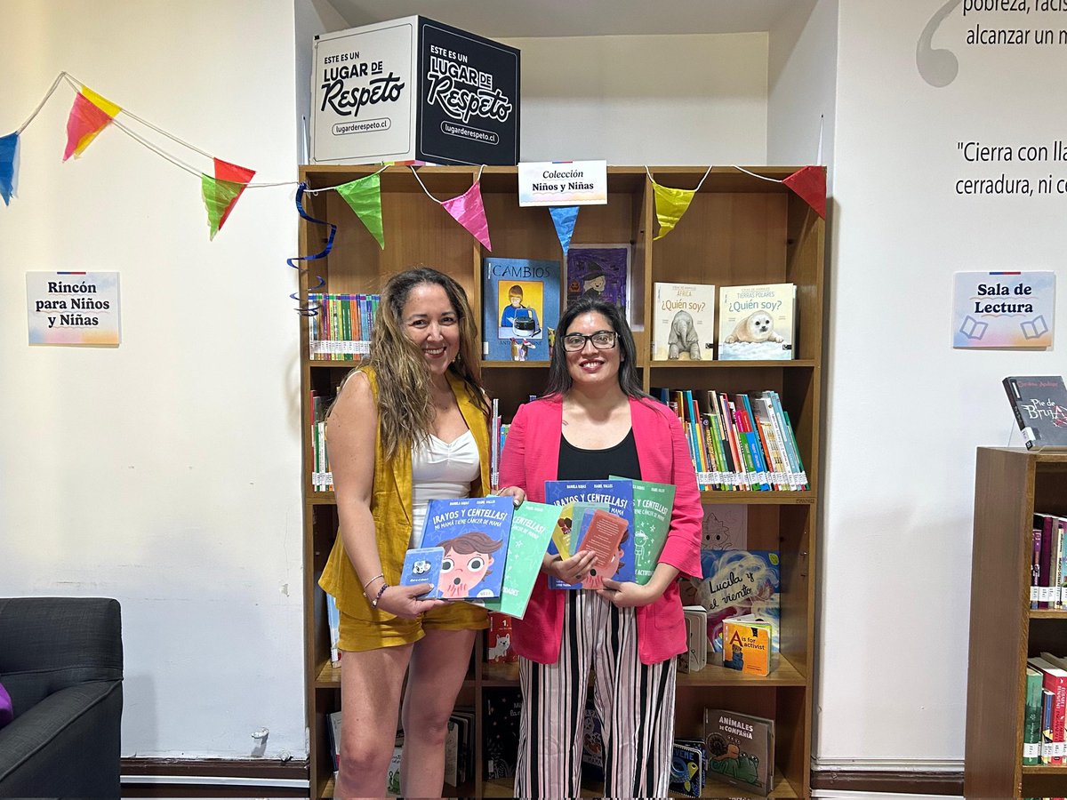 En el Día Mundial contra el Cáncer destacamos el libro ¡Rayos y centellas! Mamá tiene cáncer de mama”, de las autoras y Isabel Valles y Daniela Rojas. La obra narra cómo Santi vive la enfermedad de su madre. El ejemplar está disponible en el Biblioespacio Mónica Briones Puccio.