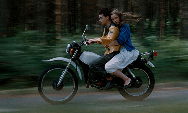 レオス・カラックス監督・脚本『汚れた血』
ドニ・ラヴァンの存在感、爆発しそうなエネルギーがたまらない！　ラヴァン、ジュリエット・ビノシュの疾走はもちろん、ジュリー・デルピーがバイクでかっ飛ばしてくるのも大好きです。