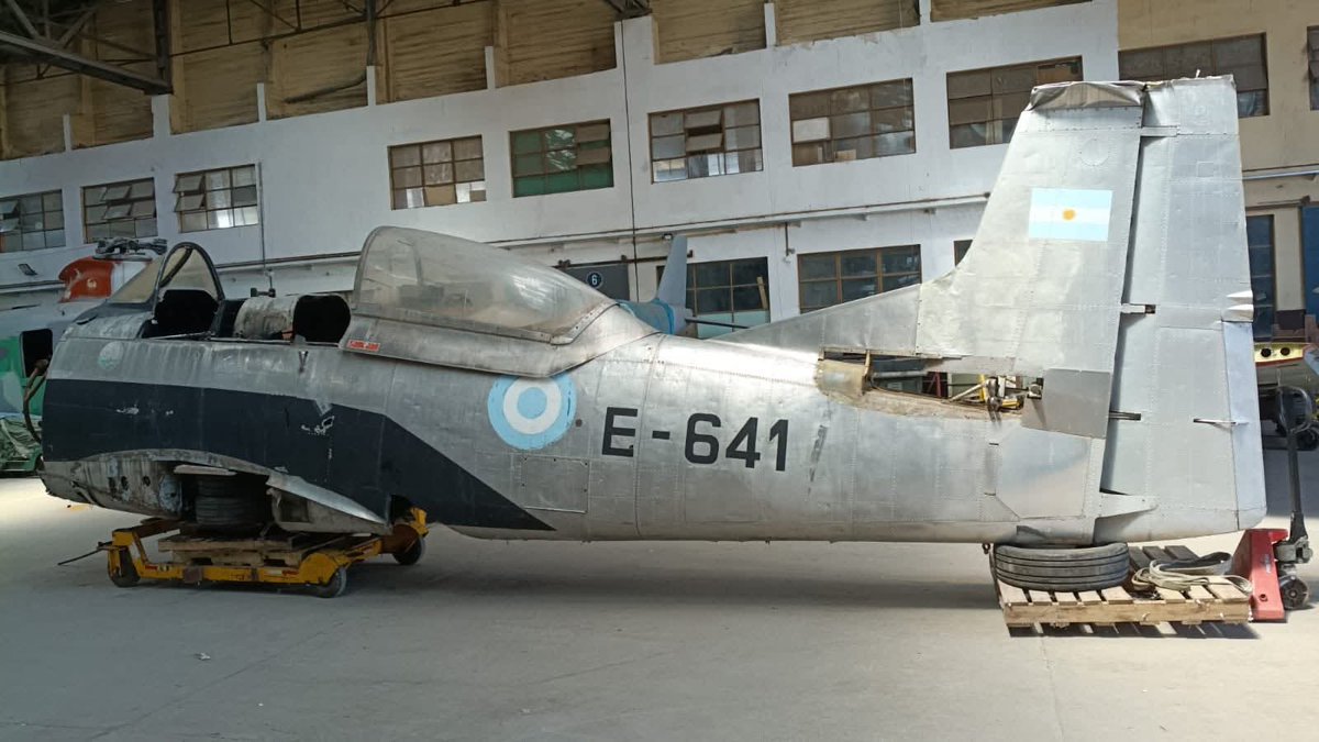 gonzaconti_18's tweet photo. El #MuseoNacionalDeAeronautica recibe a un nuevo integrante . Un #T28 #Trojan que estaba emplazado como Gate Guardián en la Escuela de Aviación Militar . El mismo será puesto en valor.
#FuerzaAereaArgentina #BaseAereaMilitar #Moron https://t.co/boneR3cTWS