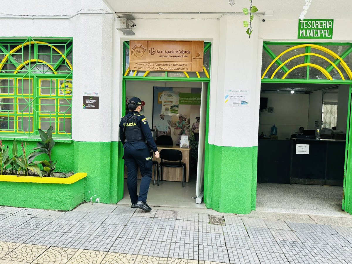 En #Marsella, la Policía Nacional adelanta acciones preventivas en el sector bancario y comercial para fortalecer la autoprotección y prevenir delitos financieros. 🚔👮🏻 <a href="/Gob_Risaralda/">Gobernación de Risaralda</a>