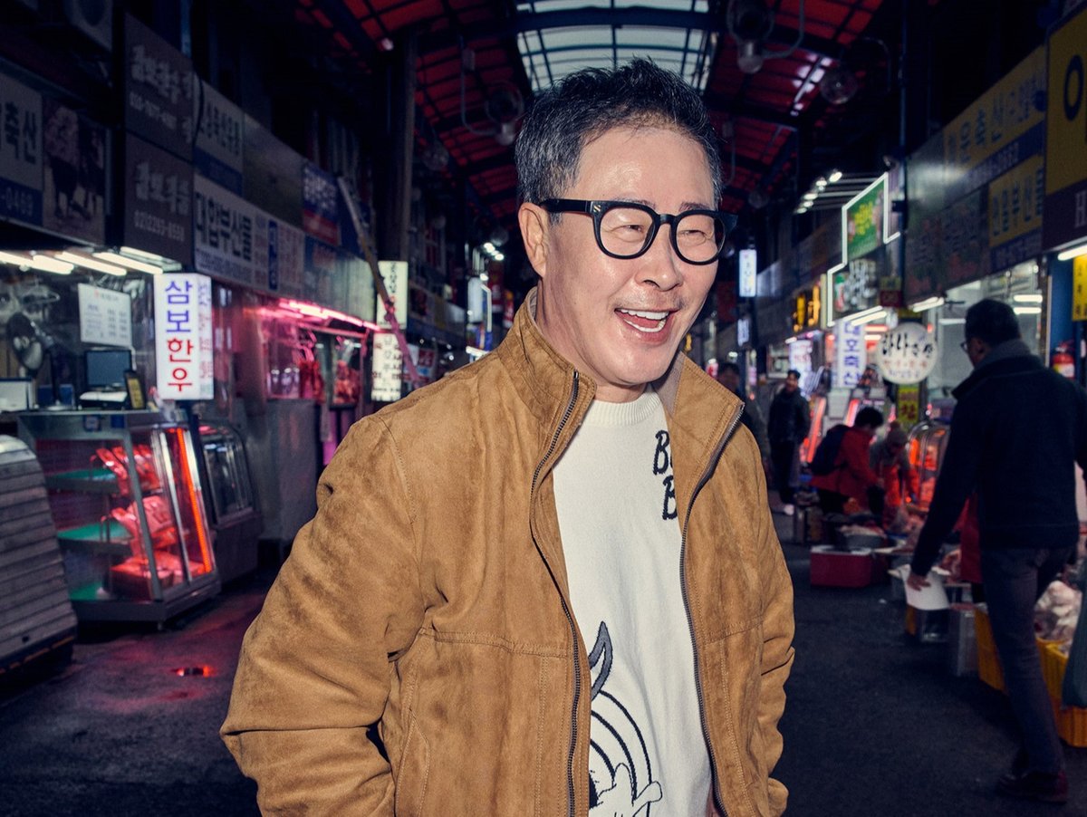 revistakoreain's tweet photo. O chef #ImSeongKeun, conhecido por participar da segunda temporada do reality #CulinaryClassWars da Netflix, negou rumores que surgiram nas redes de que seus planos de abrir um restaurante teriam sido cancelados. Fotos de um prédio com uma placa de “À Venda” próximo ao monte Simhak, em Paju (província de Gyeonggi), alimentaram especulações de que ele teria desistido do projeto, mas representantes do chef afirmaram que isso não procede e que o plano segue conforme o cronograma. 

Segundo a divulgação, a placa estava relacionada a um terreno ao lado do local e não indica abandono do restaurante, que ainda está programado para ser inaugurado. Im voltou aos holofotes após sua participação no programa, mas havia se afastado das aparições públicas em janeiro devido a controvérsias anteriores — embora as preparações para o novo restaurante continuem conforme planejado. 

cr: Korea JoongAng Daily