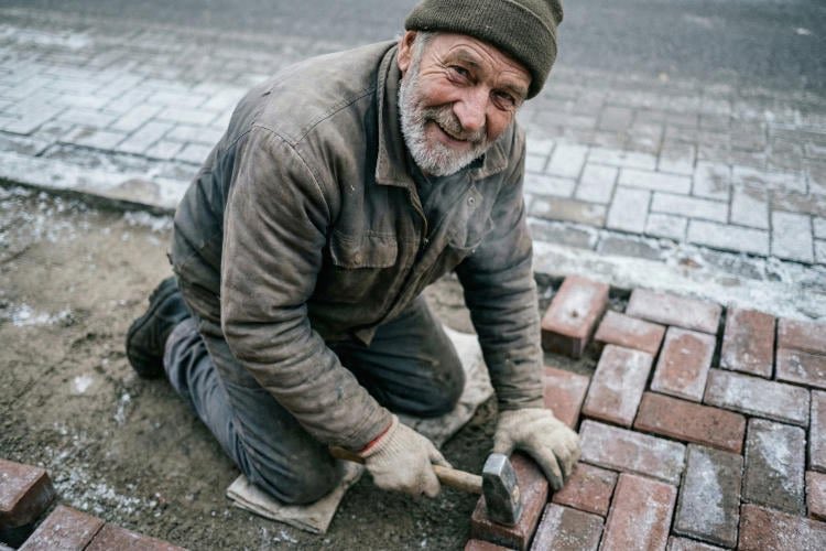 roaldcs's tweet photo. De AOW-leeftijd raakt aan iets dat veel fundamenteler is dan beleid of vergrijzing. Het gaat over eigendom van tijd. Over wie beslist wanneer jouw werkleven eindigt en jouw pensioen leven begint.

De Nederlandse staat heeft zichzelf een rol toegeëigend die hij nooit had mogen claimen. Hij bepaalt wanneer werken “genoeg” is. Wanneer je toegang krijgt tot geld dat voortkomt uit jouw productieve jaren. Dat frame heet solidariteit. In werkelijkheid is het macht.

Het systeem draait op één aanname. Dat de bevolking groeit. Dat er altijd genoeg nieuwe werkenden zijn om eerdere generaties te onderhouden. Die aanname is verdwenen, maar het systeem bleef. En nu kraakt het. Niet omdat mensen te oud worden, maar omdat politiek gemak jarenlang zwaarder woog dan structurele keuzes.

Wat volgt is voorspelbaar. Niet hervormen, maar rekken. Niet eerlijk zijn, maar opschuiven. De AOW-leeftijd stijgt. Niet als gevolg van vrijheid of keuze, maar als collectieve verplichting. De rekening komt terecht bij wie het minst flexibel is.

Wie achter een bureau zit, merkt weinig. Wie zijn lichaam gebruikt, betaalt de prijs. Bouw. Zorg. Logistiek. Mensen die hun energie al vroeg verbruiken, krijgen te horen dat ze langer door moeten. Dat heet gelijkheid. Het voelt als minachting.

Pensioen draait om uitgesteld loon. Om waarde die je zelf hebt gecreëerd. Dat geld hoort niet in een politieke pot. Het hoort bij degene die het verdiende. Toch behandelt de staat pensioen als een belofte die hij mag aanpassen, herdefiniëren en uitstellen. Altijd met goede woorden. Zelden met consequenties voor zichzelf.

De AOW-leeftijd verhogen lost niets op. Het verplaatst het probleem. Het maakt burgers afhankelijker van beleid dat steeds onbetrouwbaarder wordt. Het vergroot de afstand tussen besluit en gevolg. En het normaliseert het idee dat individuele levensplanning ondergeschikt is aan begrotingslogica.

Vrijheid betekent iets anders. Vrijheid betekent dat mensen zelf vermogen opbouwen. Dat sparen loont. Dat investeren mogelijk is. Dat risico en rendement bij elkaar horen. Dat stoppen met werken een persoonlijke beslissing blijft, geen collectieve deadline.

Een samenleving die vertrouwt op kapitaalvorming hoeft geen dwang op te leggen. Ze vertrouwt op eigenaarschap. Op verantwoordelijkheid. Op keuzevrijheid. Dat vraagt moed van politiek leiderschap. En het vraagt een kleinere staat.

Het AOW-debat wordt te klein gevoerd. Het gaat niet over 65 , 67 of 70. Het gaat over autonomie. Over de verhouding tussen burger en overheid. Over de vraag of tijd van jou is of van de staat.

Wie de AOW-leeftijd blijft verhogen, schuift geen probleem op. Hij bevestigt een systeem dat afhankelijkheid produceert en vrijheid verdringt.

Want echte solidariteit ontstaat niet uit dwang, maar uit eigendom. En echte vrijheid begint waar de staat stopt met bepalen wanneer jouw pensioen leven mag beginnen.