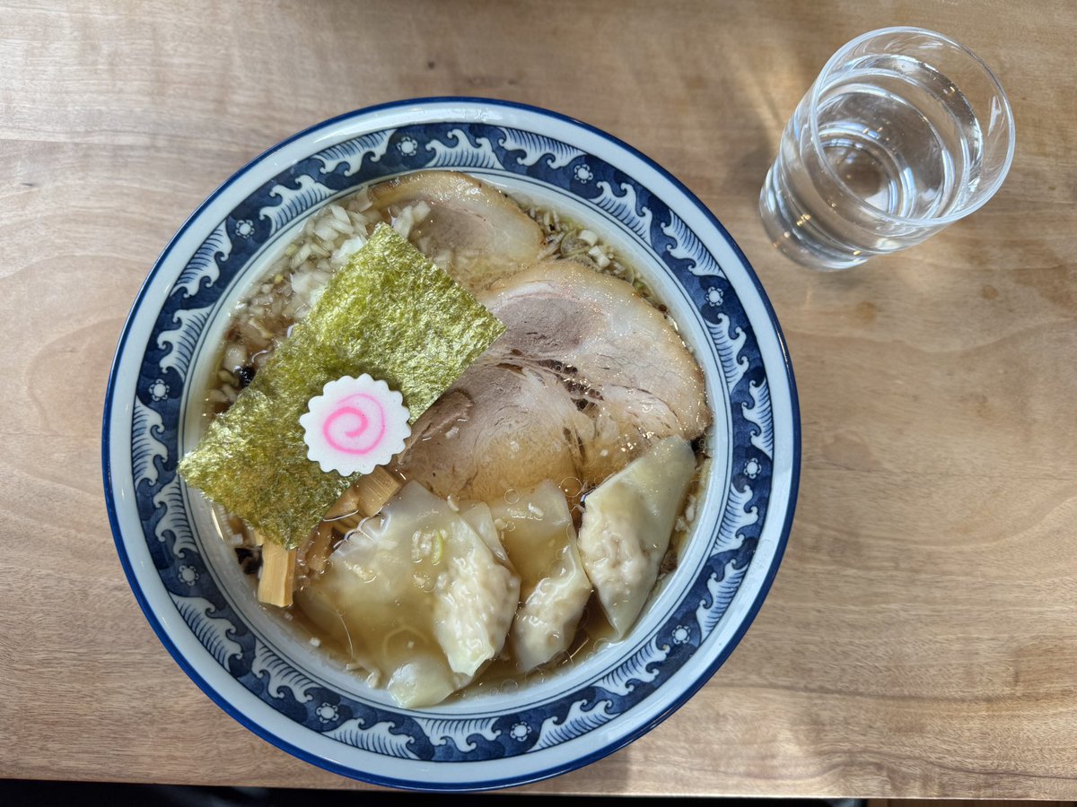 PONGAME11's tweet photo. 【咲花ユニーク】

春山町のお茶の里近くにあるラーメン屋。ラーメン屋の看板メニューにしては珍しいワンタン麺。チャーシュー・ノリ・メンマ・もちろんワンタンの相性よくこってり食べられる。個人的には坂の上ユニークの《いいとこ鶏》が食べたくてきたんだけど、これはこれで美味しい。 https://t.co/3YwcXop8CS