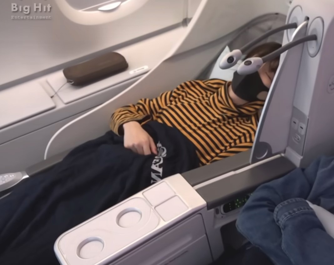 진짜 너무 귀여움.
휀걸들한테 잘 보이려고 꾸꾸꾸하고 와서는
뱅기 안에서는 저러고 잔다니ㅋㅋㅋㅋ