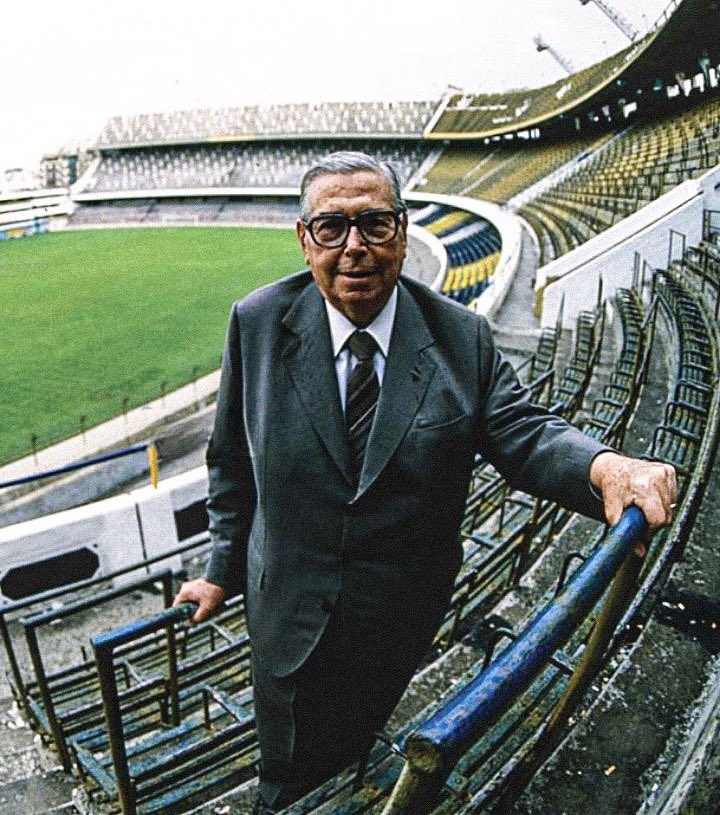 Hoy cumpliría años un visionario, un verdadero adelantado. Uno de los que sueñan, se levantan y ejecutan. Uno de los que no piden permiso.

Boca empezó a pensarse en otra dimensión de grandeza de la mano de él, y nunca volvimos a ser los mismos.

Feliz cumpleaños donde quiera que