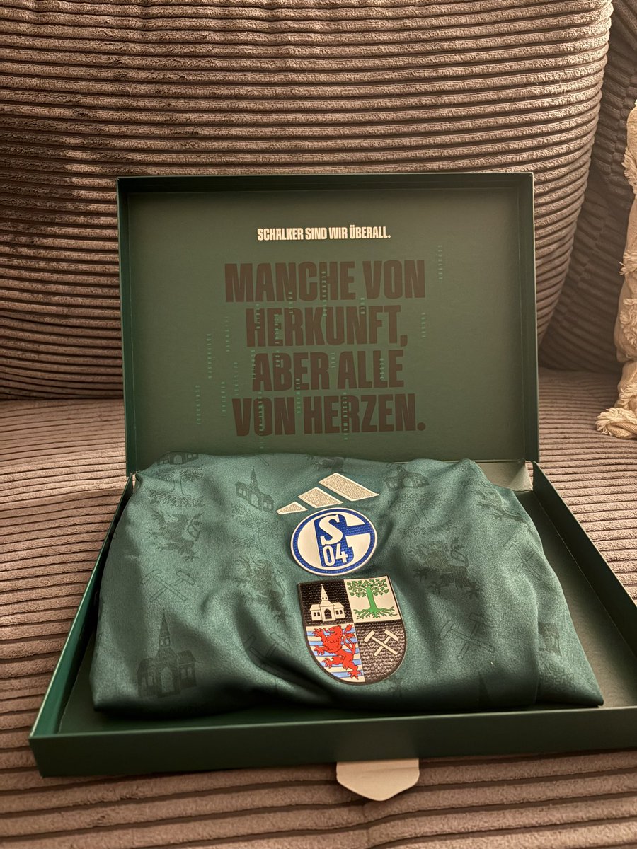 GEWINNSPIEL🚨 #S04 #Schalke 
Wir verlosen ein Sondertrikot in Größe M ohne Flock um unseren neuen Podcast „Kumpel &amp; Malocher“ein bisschen zu pushen. Einfach liken, kommentieren und du bist dabei.
Picken uns bis zum Wochenende einen raus, gerne rt.
- open.spotify.com/episode/7dfHvG…