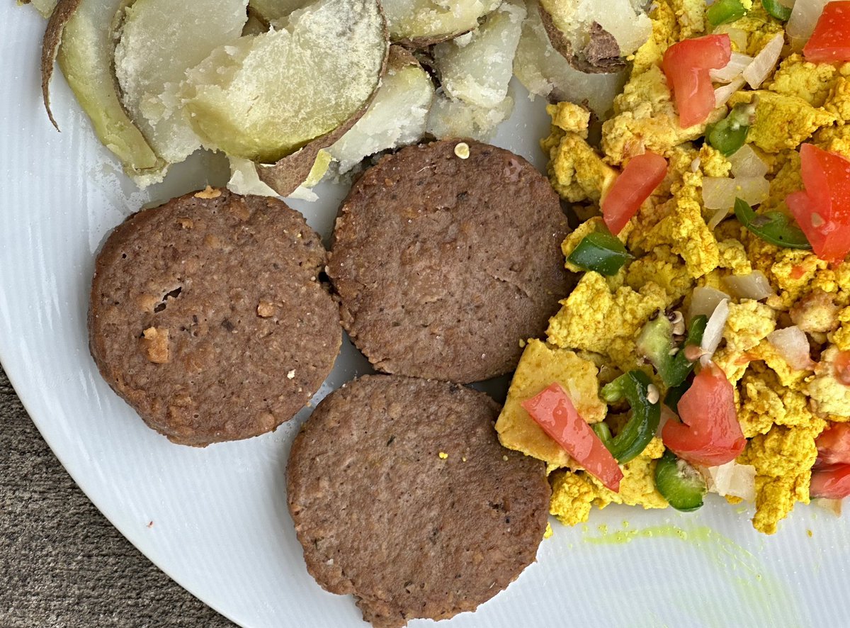 Robotvirgin's tweet photo. Vegan Breakfast with Tofu Scramble, Breakfast Potatoes, Avo & Beyond Breakfast Sausage!
.
.
.
.
.
.
#avocado #tofuscramble #avocadolover #tofu #tofulover #govegan #vegan #veganfood #plantbased #veganism #veganfortheanimals #vegansausage #beyondburger #veganbrunch #veganbreakfast https://t.co/3ck3zCyQxH