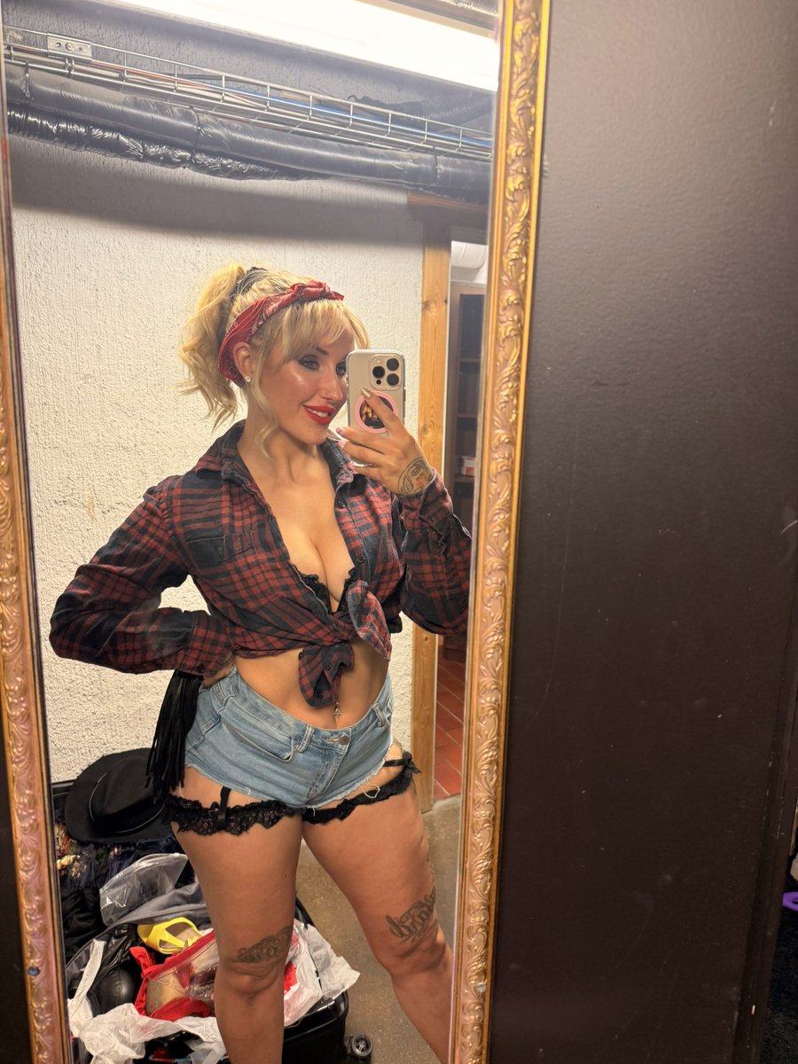 sweetcheryllis's tweet photo. If you like girls into country, you are in the right place https://t.co/4nWgZxXQ9D