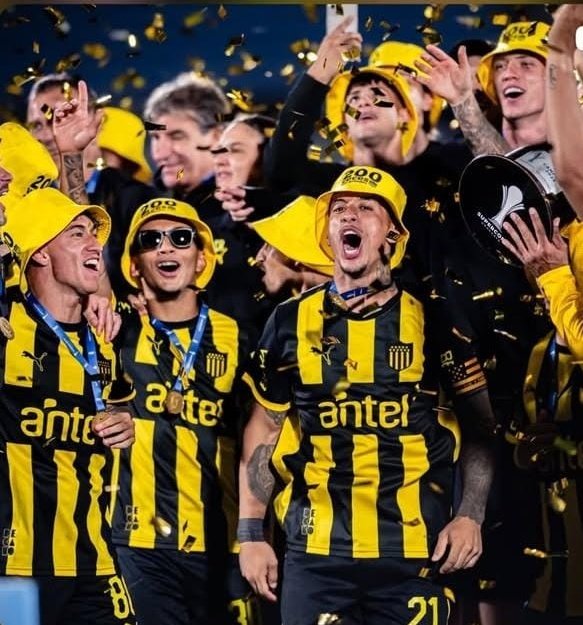 " siempre que hay un campeón la venta aumenta, Yo soy hincha de Fénix, pero ojalá Peñarol saliera campeón todas los meses, lo que aumenta la venta de diarios es impresionante, se vende todo en un par de horas"

Ariel , vendedor de Diarios y Revistas en nota de Subrayado ,Canal 10