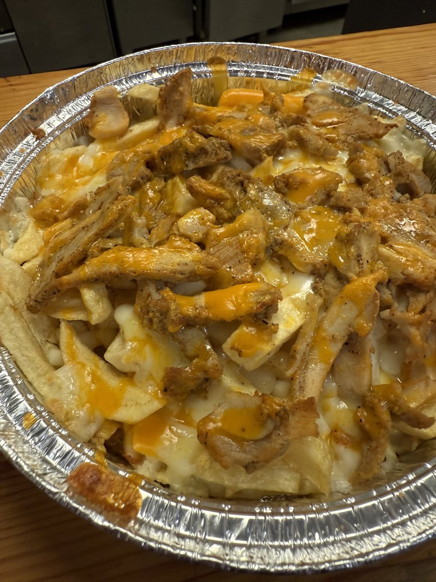 Patatas Gratinadas Turcas, con pollo kebab mucho queso y cheddar 

<a href="/Taberna_esparta/">Las niñas</a> haz tu pedido !! 955714939 #espartinas #comidaparallevarespartinas