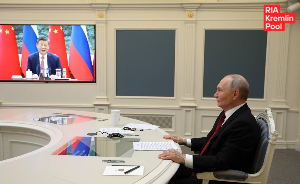 Путло срочно созвонилось с товарищем Си и в закрытом режиме принялось клянчить финансовую помощь или, на худой конец, увеличение объема покупки Пекином рашистской нефти. Плешивый вассал облизывал китайского хозяина как мог. Си кивал и прищуривался. Помощник Путла Ушаков