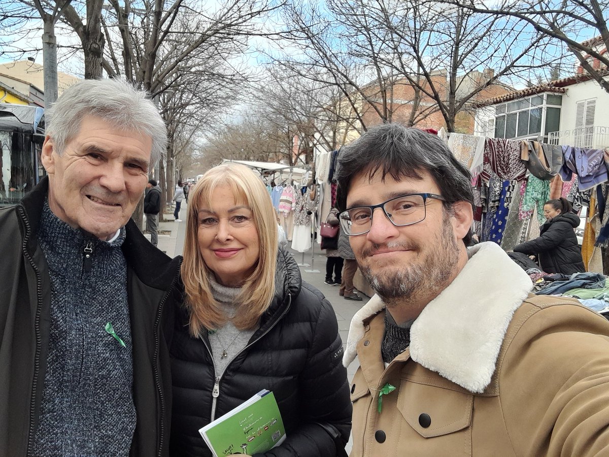 julipintor3's tweet photo. Avui al mercat municipal dels dimecres a #salt escoltant els veins. Política de carrer política d 'alçada.

#roadtoo2027 https://t.co/rP2EF5llbe