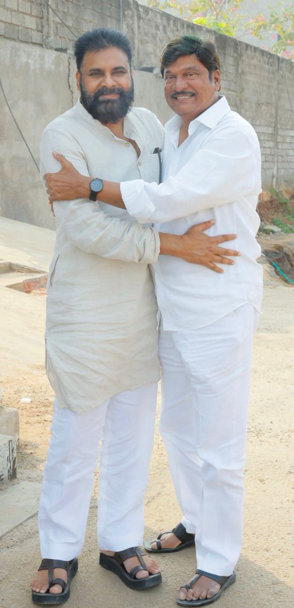 JanaSenaParty's tweet photo. రాష్ట్ర ఉపముఖ్యమంత్రి శ్రీ @PawanKalyan గారిని ప్రముఖ నటులు శ్రీ రాజేంద్రప్రసాద్ గారు ఈ రోజు సాయంత్రం మర్యాదపూర్వకంగా కలిశారు. శ్రీ రాజేంద్ర ప్రసాద్ గారికి ఇటీవల కేంద్ర ప్రభుత్వం పద్మశ్రీ ప్రకటించిన నేపథ్యంలో మంగళగిరి క్యాంపు కార్యాలయంలో ఉప ముఖ్యమంత్రివర్యులతో భేటీ అయ్యారు. ఈ సందర్భంగా శ్రీ రాజేంద్రప్రసాద్ గారికి అభినందనలు తెలిపారు.