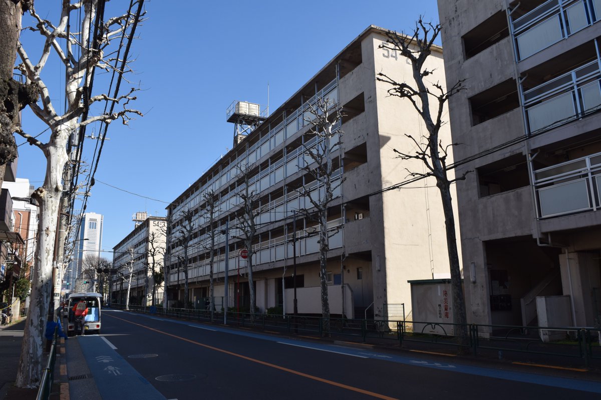 codanwalker's tweet photo. 淀橋浄水場につながる水道管を通すための盛土に整備された水道道路。その道路沿いに2kmにわたって張り付いている笹塚・幡ヶ谷の都営住宅です。
盛土自体の高さが２階分くらいあって、そこから６階建てエレベータなしという筋トレ仕様ですが、立地は素晴らしく良い。 https://t.co/X14jIarTqF