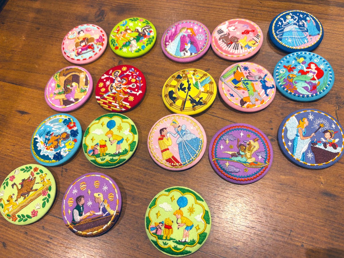 ディズニーの刺繍缶バッジ１の再販と２合わせて手持ちこんな感じなんだけど、我ながらいい引きだな…宝物すぎる(^^)