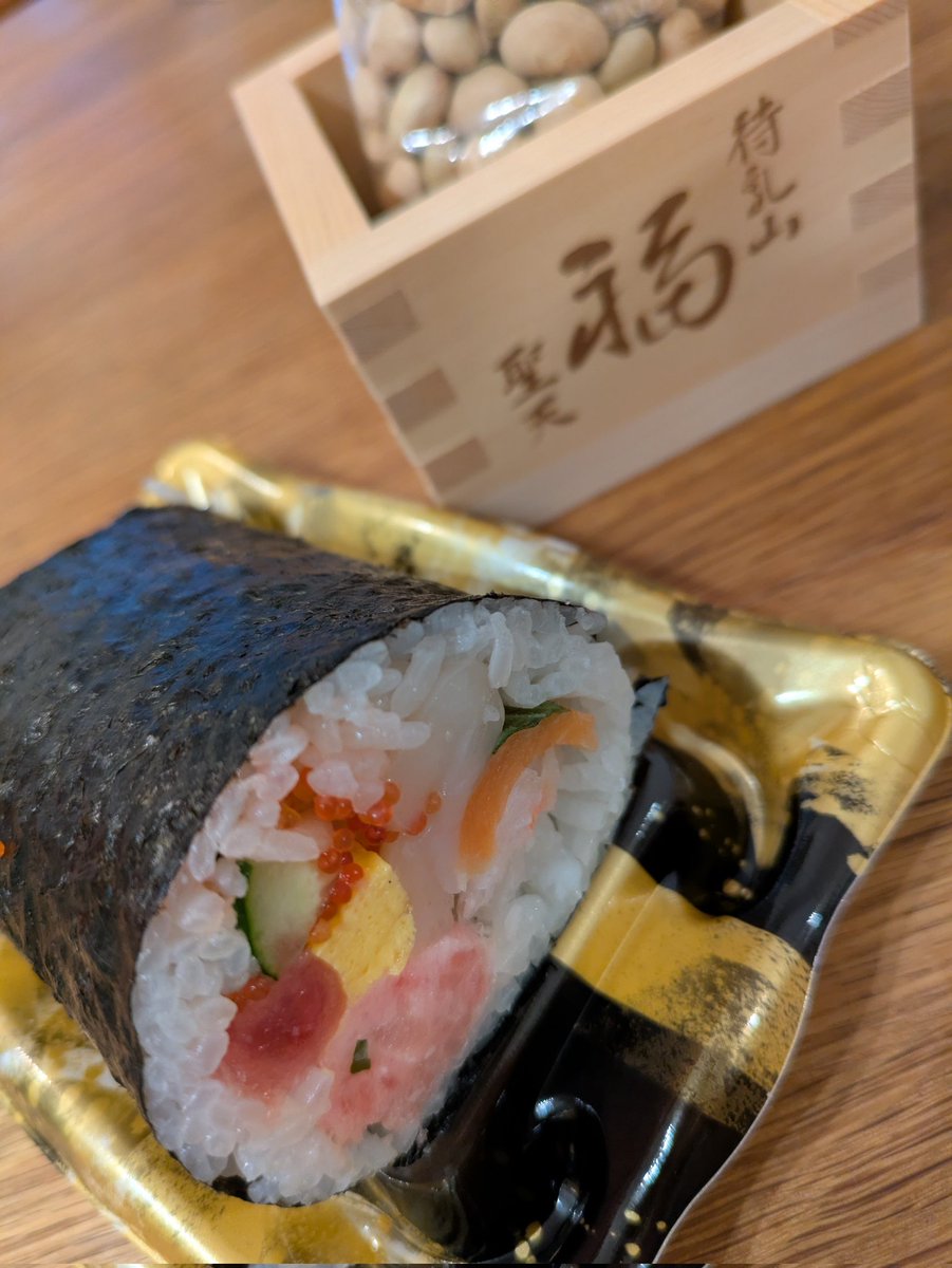 今年の節分。
待乳山聖天で買ったお豆をボリボリ。

いいことありますように✨