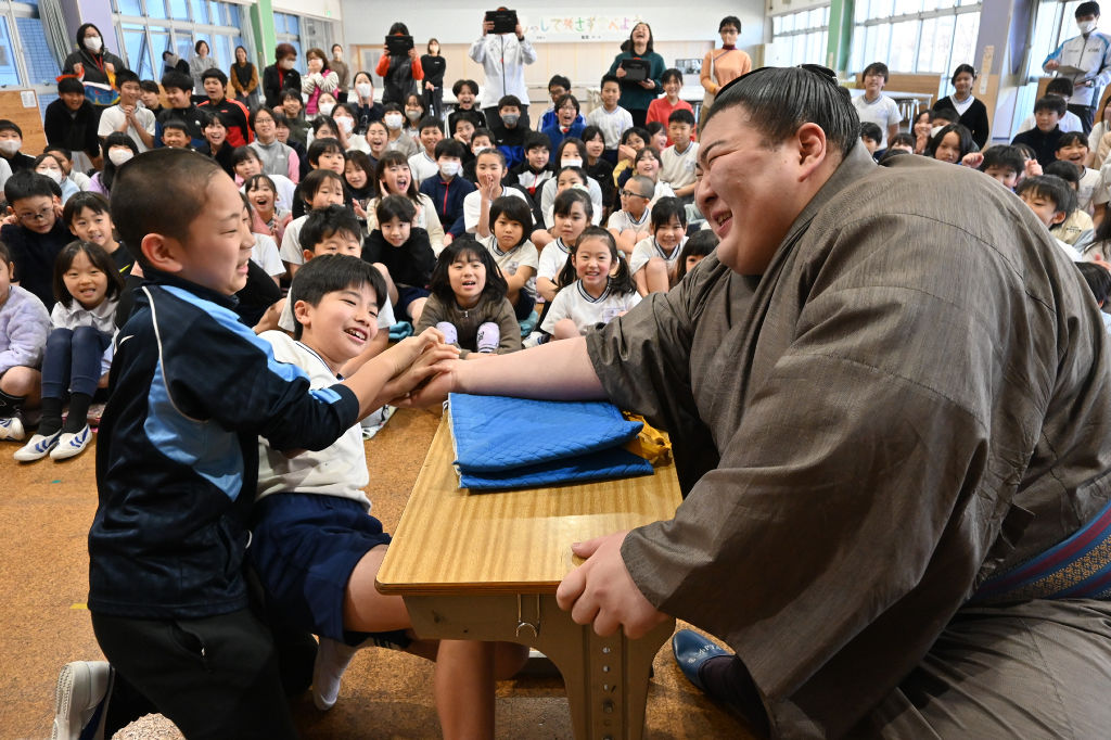 Shizu_East_News's tweet photo. 熱海富士が母校・第二小を訪問 “後輩”たちとの腕相撲対決に歓声「手が大きくて強かった」 - 静岡新聞DIGITAL https://t.co/5i4ExBPrRd #静岡県 #静岡県東部 #熱海市 https://t.co/POfOpClYMx