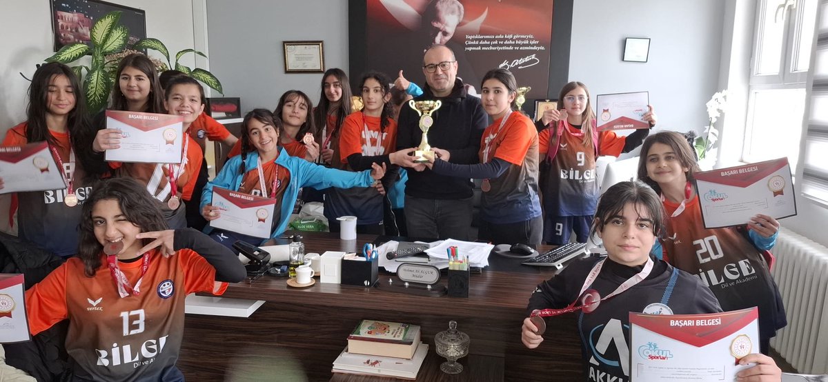 Ortaokullar arası Kız Yıldızlar Futbol Turnuvasında takımımız Mardin İl 3️⃣.sü oldu.
Takımımızı ve katkısı olan hocalarını tebrik eder başarılarının devamını dileriz.