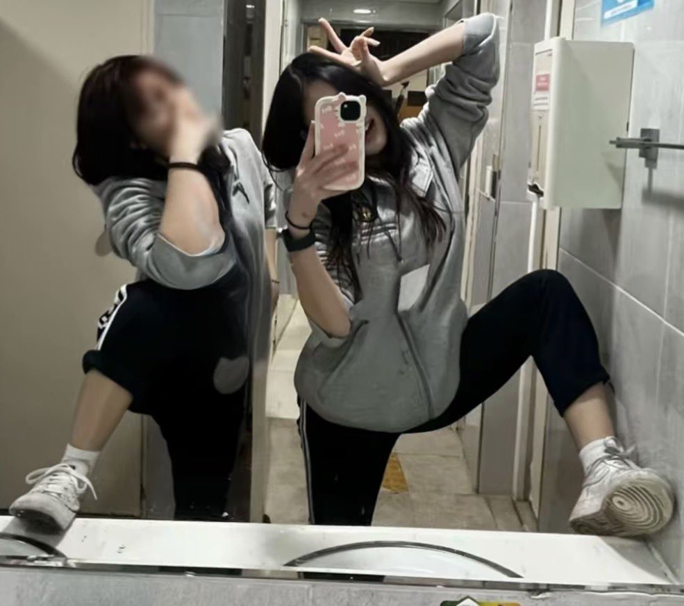 둘중 누구신발을 핥아볼래?