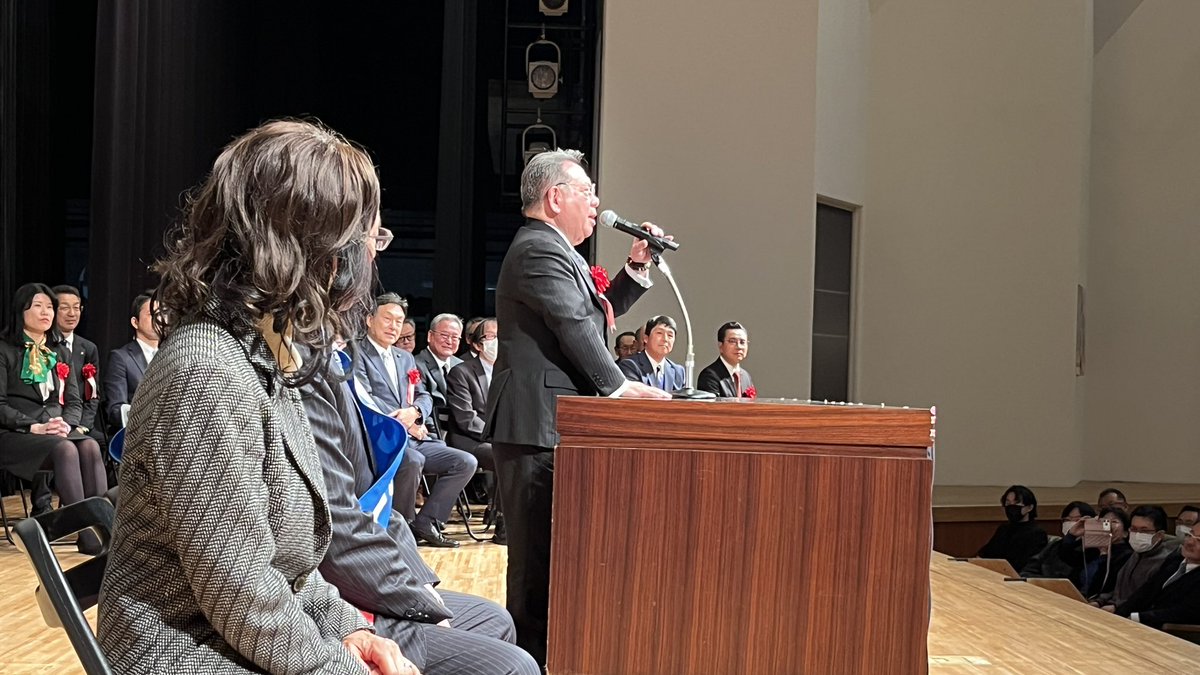 HirohitoKondo's tweet image. 決起大会最後は鈴木じゅんじ候補から来賓の激励挨拶を受けての決意表明、決死の覚悟の挨拶に客席からは拍手が自然に湧き起こり、最後は会場全員でガンバロウコール！この一体感を継続して残り3日間、全力で頑張って参ります！