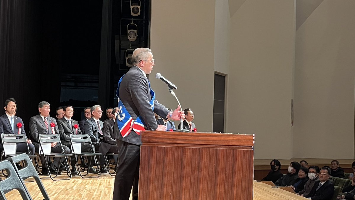 HirohitoKondo's tweet image. 決起大会最後は鈴木じゅんじ候補から来賓の激励挨拶を受けての決意表明、決死の覚悟の挨拶に客席からは拍手が自然に湧き起こり、最後は会場全員でガンバロウコール！この一体感を継続して残り3日間、全力で頑張って参ります！