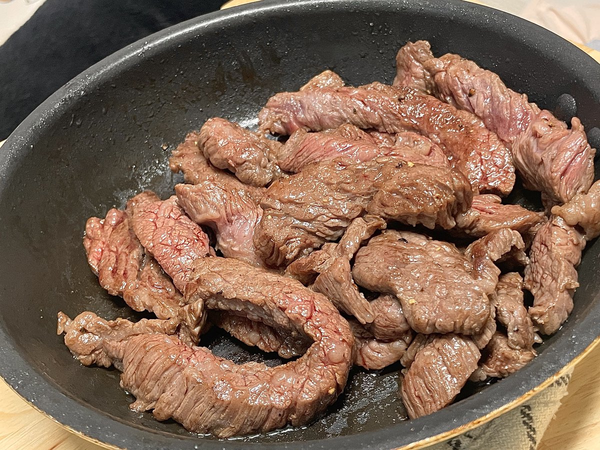kdsioo's tweet photo. 티친들 잘계셧나요
제가 취업준비 앤나 취직때문에 요새 사진이고 뭐고 잘 안찍엇읍니다
하지만 잘먹거다녀요..
저를 떠나지말아주셔요..
오늘저녁.. 그냥 소고기구운거 https://t.co/1raTiHaepf