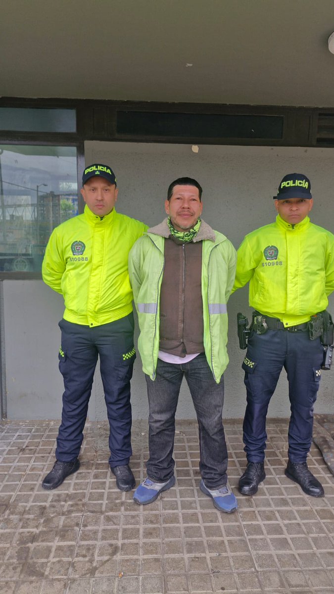 ProteccionPonal's tweet photo. #Boyacá | Se materializó la captura por orden judicial de una persona por el delito de actos sexuales con menor de 14 años. El capturado fue dejado a disposición de la autoridad competente, reafirmando nuestro compromiso con la protección de la niñez y la adolescencia. 🚨🧒 https://t.co/xhjmIndipj