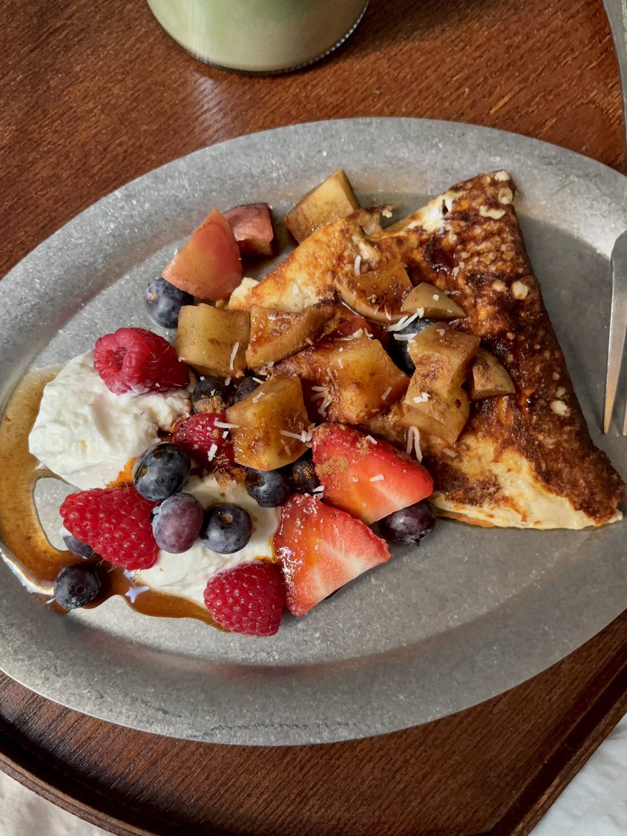 오늘 아침 ´͈ ᵕ `͈ ♡°◌̊
직접만든 얼그레이 시럽으로
얼그레이 애플 시나몬 크레이프랑
얼그레이 마차 🍵🥞