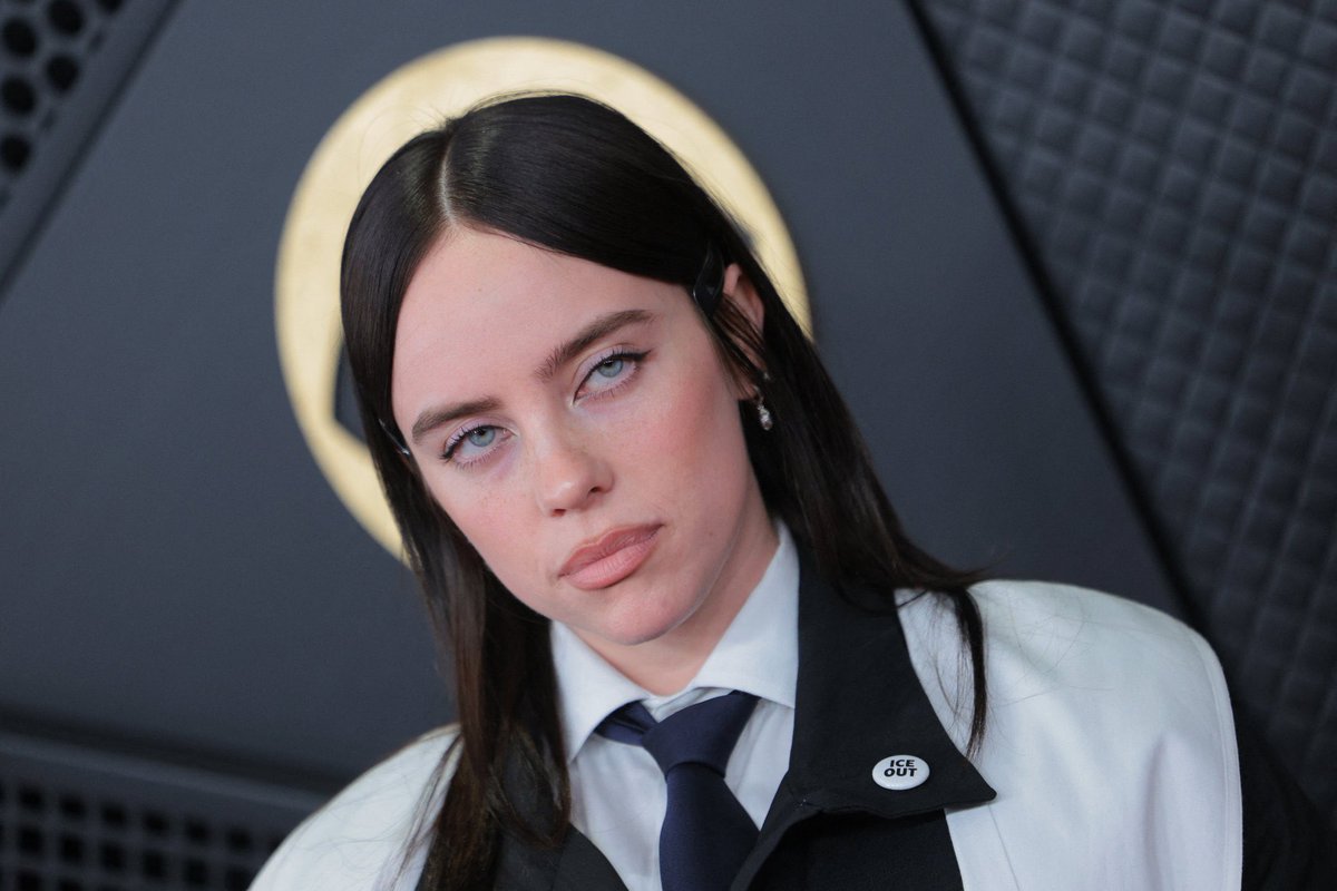 TTendenciaX's tweet photo. "Billie Eilish":
Porque después de haberse hecho la cancherita en su discurso sobre el "territorio robado", la tribu Tongva afirma que la vive en una mansión construida sobre "tierras ancestrales" que les fueron arrebatadas y exigen que las devuelva. https://t.co/8Y5tOBlzIi