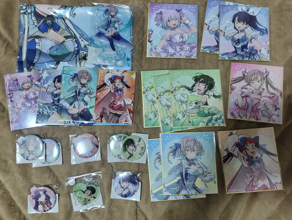 hikuitori's tweet photo. くじコレでやってたグリッドマンのやつ届いた（20口分）
ビジュアルクロスどう飾るねんってなったけど案外なんとかなるね https://t.co/YuGnXBEopY