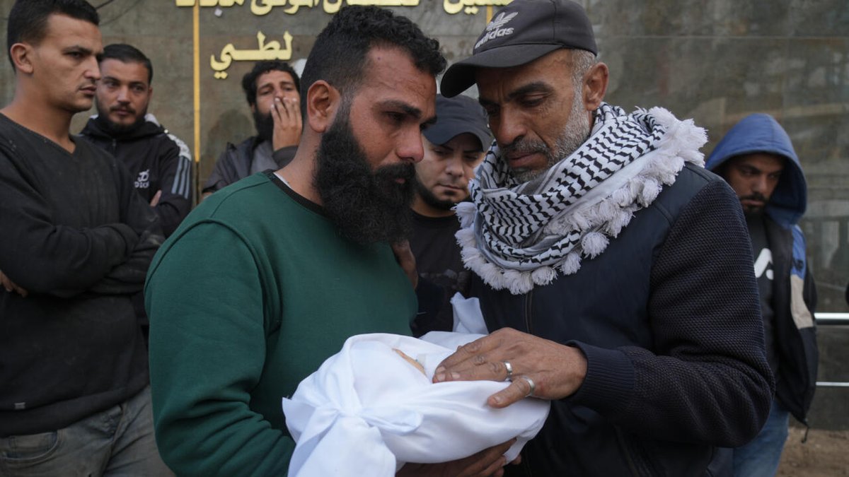 France24_es's tweet image. “¿Dónde está la tregua?": cinco niños y siete mujeres, entre veintena de muertos en Gaza por ataques israelíes f24.my/BiXr.x