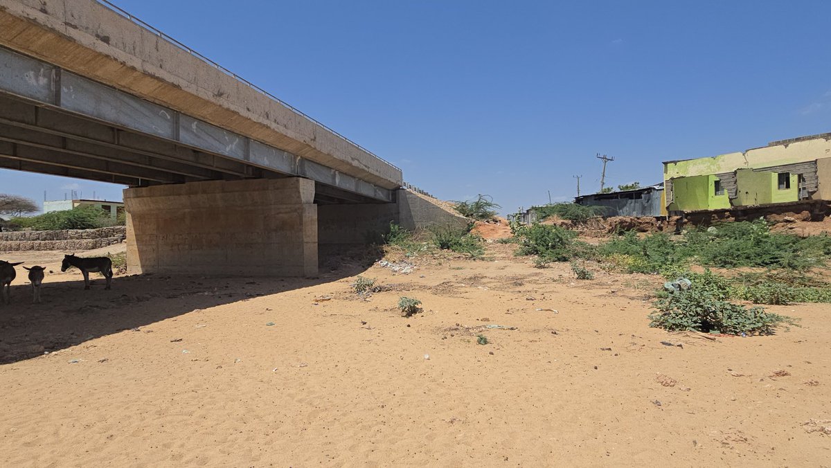 HassanDigale's tweet photo. @KeNHAKenya 
@KeRRA
@_GarissaCounty
Modogashe bridge at risk of collapse due to seasonal river water encroachment https://t.co/npBudl42Sz