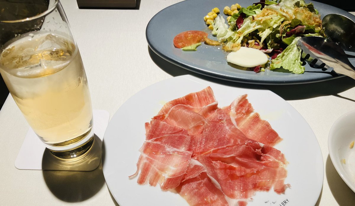 murai_rr's tweet photo. ここの夕食がホテルのレストランにしては破格なのと（たしこれだけ頼んで2,000円ちょっとくらいでした）、ウェルカムドリンク一杯無料だったので、珍しくホテルで夕食をとりました。お値段安いのにお料理ちゃんと美味しくてめちゃ良かったです。 https://t.co/6kGOzZG0Js