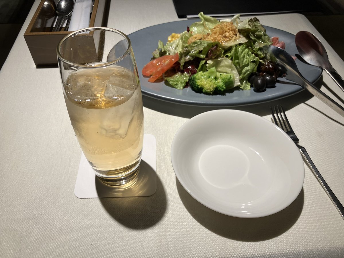 murai_rr's tweet photo. ここの夕食がホテルのレストランにしては破格なのと（たしこれだけ頼んで2,000円ちょっとくらいでした）、ウェルカムドリンク一杯無料だったので、珍しくホテルで夕食をとりました。お値段安いのにお料理ちゃんと美味しくてめちゃ良かったです。 https://t.co/6kGOzZG0Js