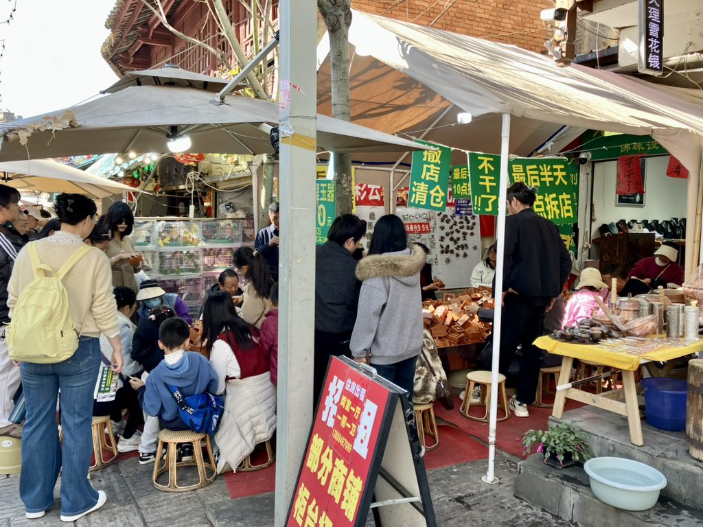 mixian14's tweet photo. 昆明の老街、端のほうにある老街っぽくないところも好きです。いつでも最后半天なのとても良い。 https://t.co/mwMQ70LioE