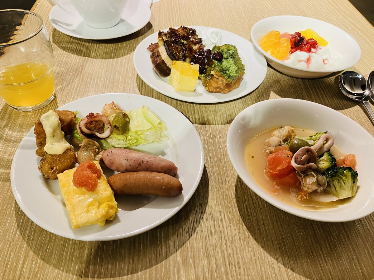murai_rr's tweet photo. そして朝ごはんが美味しいと評判なので楽しみにしてたんですが、本当に美味しかったです。抹茶のフレンチトーストを食べろとどこのレビューにも書いてあったんですが、「うっわ！」ってなるくらいに美味しかったです。サラダとかも種類がいっぱいあって、特にいちじくと生ハムのやつがめちゃウマでした https://t.co/FWz74HZGRl