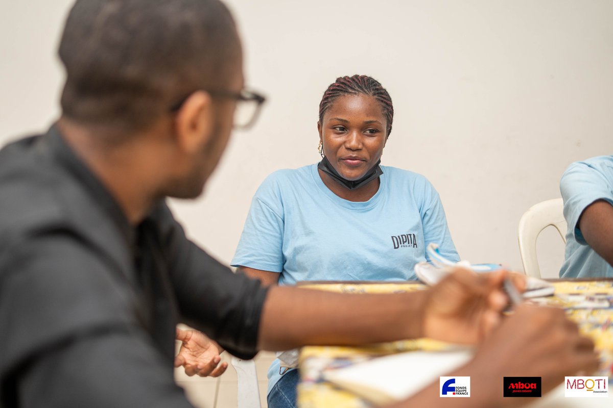 BapaYves's tweet photo. Pour ma première sortie annuelle, j’ai donné une courte formation à la cuvée de janvier du projet #DIPITA de la #MBOTIWeek soutenu par @FondsEquipeFrance.
La formation était sur l’importance d’avoir une #marque pour construire un business qui perdure dans le temps.
#MrBrand https://t.co/EMIaNtuUi9