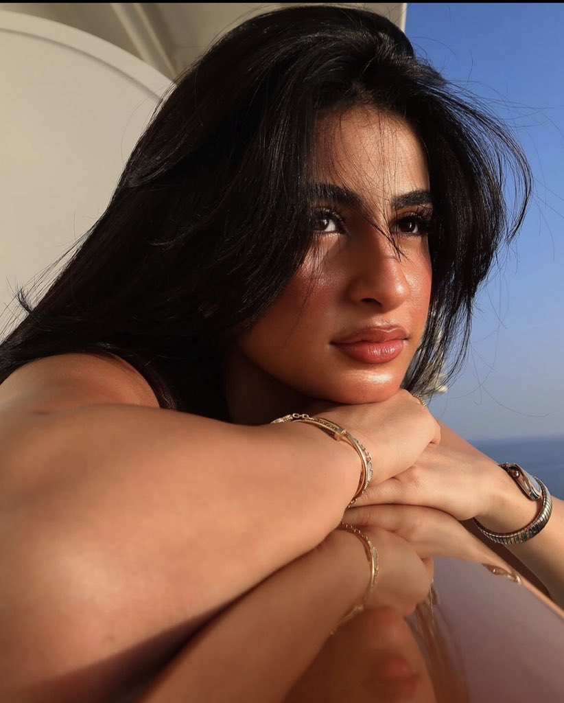 عمتك وعظيمتك رهف😵‍💫🔥

بنظره وحده تخضعك وتخليك تنابح👅💦