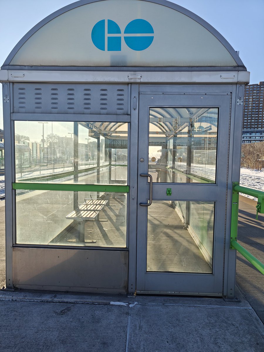 iJack25's tweet photo. @GOtransit platform 2/3 of Bloor east end. This waiting box is locked up since months, what is the point of having this if commuters can't use it in the cold to wait inside? https://t.co/WOOkiEFRi4