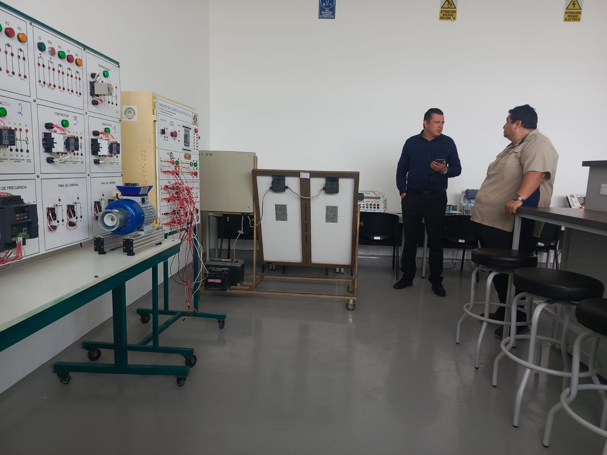 EducacionZ7_Ec's tweet photo. ¡Fortalecemos la educación técnica!

📚 El coordinador zonal @FavioAndresV visitó las instalaciones del @instipp1 para verificar el estado de la infraestructura y mantener un diálogo productivo con el personal docente y administrativo. 🤝

#ElNuevoEcuador https://t.co/iBJowBMEUI
