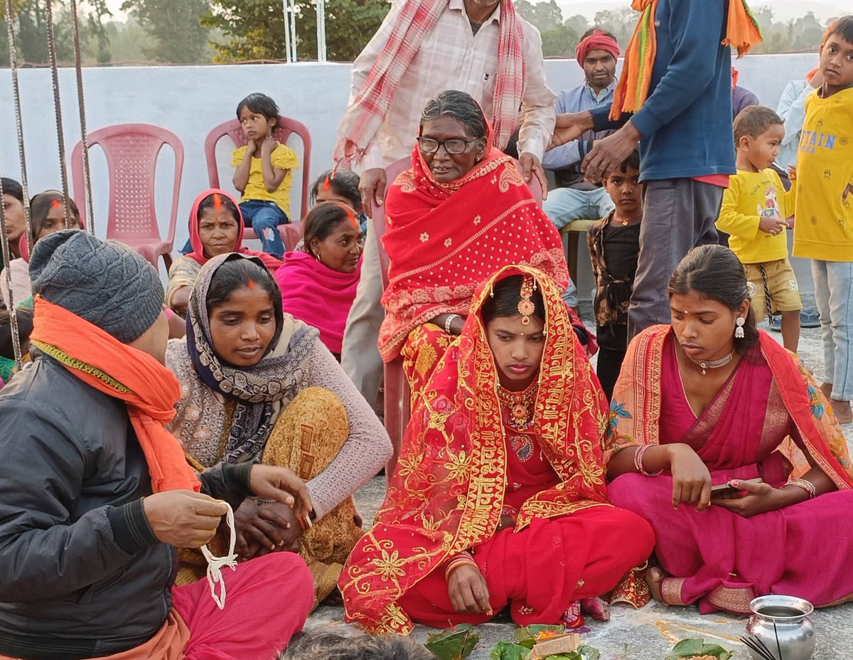 R J Abhijeet II  के शुभ लग्न कार्यक्रम के दौरान चतरा जिला के पिपरवार अंतर्गत टंडवा प्रखण्ड के हफुवा बहेरा मे।